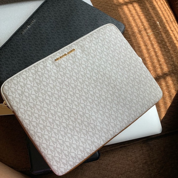 Last one vanilla only 🎉New MK laptops bag 🖤 - Picture 4 of 6